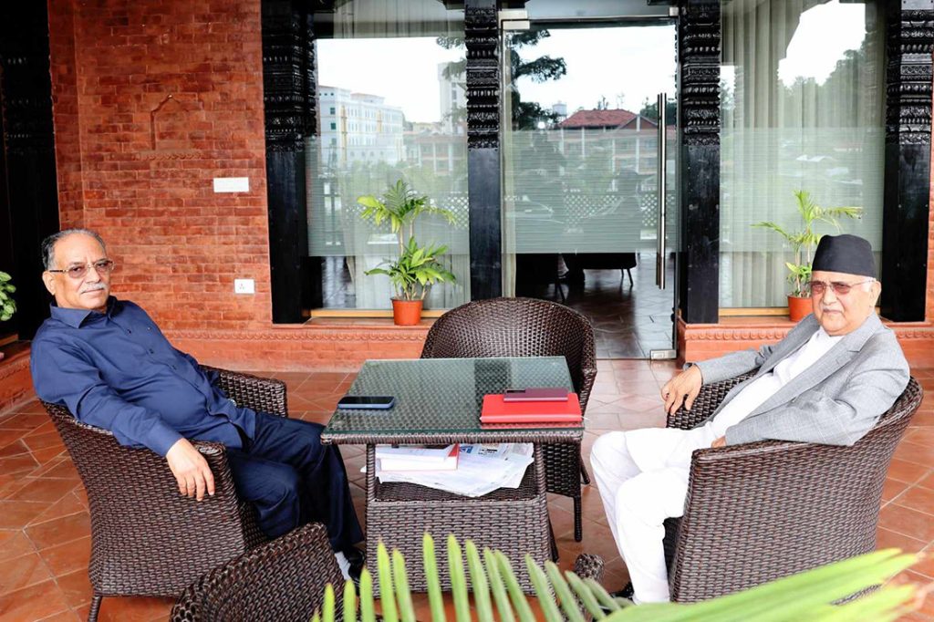 प्रचण्डलाई ओलीले भने: ‘तपाईं राष्ट्रिय नायक हो, राजीनामा दिएर मार्ग प्रशस्त गर्नुस्’